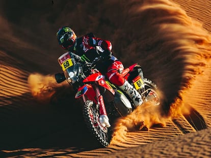 El español Tosha Schareina con el equipo Honda en el Dakar, en una imagen de sus redes sociales.