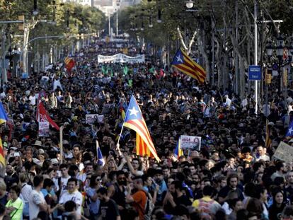 Manifestación por el Paseo de Gracia durante la huelga general en Cataluña.