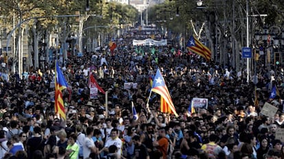 Manifestación por el Paseo de Gracia durante la huelga general en Cataluña.