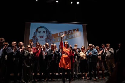 Inés Arrimadas (centro), rodeada de los principales dirigentes de Cs, este sábado en un acto en Madrid.