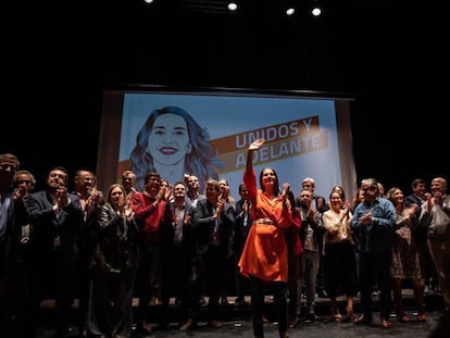 Inés Arrimadas (centro), rodeada de los principales dirigentes de Cs, este sábado en un acto en Madrid.