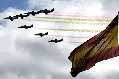 Pese al mal tiempo 80 aeronaves, incluidos aviones acrobáticos, de combate y helicópteros <i>Cougar</i>, idénticos a los que se accidentaron en Afganistán, han participado en la tradicional exhibición aérea.