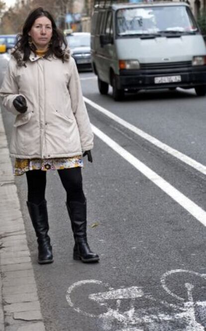 Natividad Ruiz, en un carril bici de Barcelona.