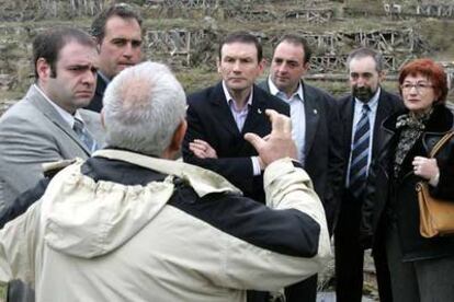 Juan José Ibarretxe, en el centro, antes de participar en un acto electoral en Salinas de Añana (Álava).