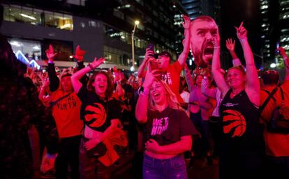 La afición de los Raptors con una imagen de Marc Gasol en la plaza del Parque Jurásico tras el cuarto partido.