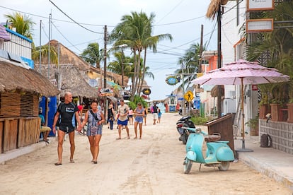 Turistas caminando en las calles de la isla de Holbox. 