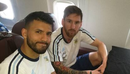 Messi y el Kun Ag&uuml;ero esperan la partida de su vuelo en Houston.