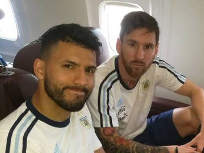 Messi y el Kun Ag&uuml;ero esperan la partida de su vuelo en Houston.