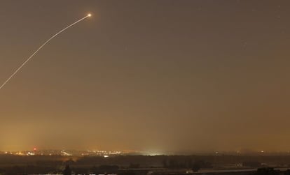 La Cúpula de Hierro, el sistema antimisiles israelí financiado por EE UU, intercepta un cohete procedente de Gaza, el 13 agosto