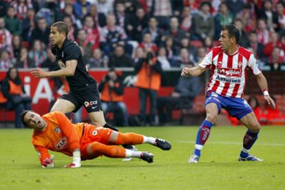 Sergio Asenjo se lesiona en el partido ante el Sporting.