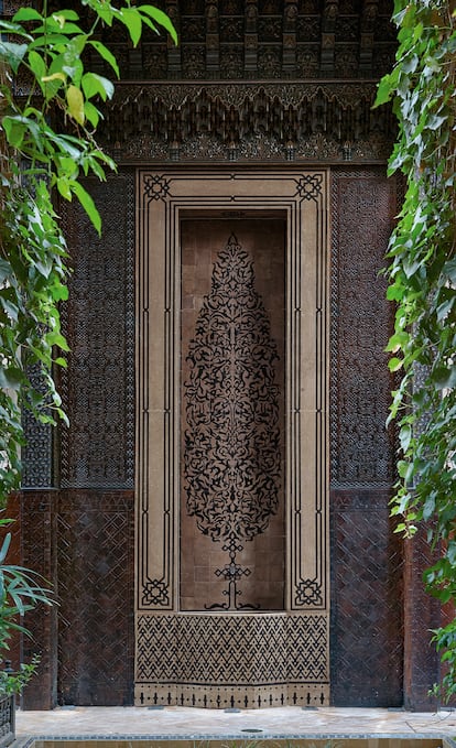 Uno de los rincones del patio, con el árbol de la vida, un motivo que se repite por toda la casa.