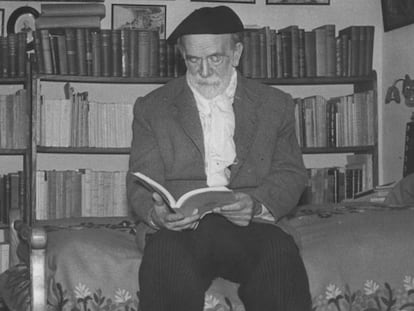 El escritor Pío Baroja fotografiado en su casa.