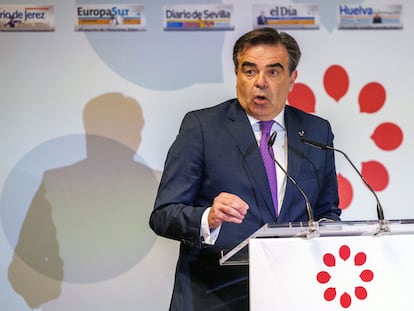 El vicepresidente de la Comisión Europea, Margaritis Schinas, durante su intervención este jueves en un coloquio organizado por el Grupo Joly en Sevilla.