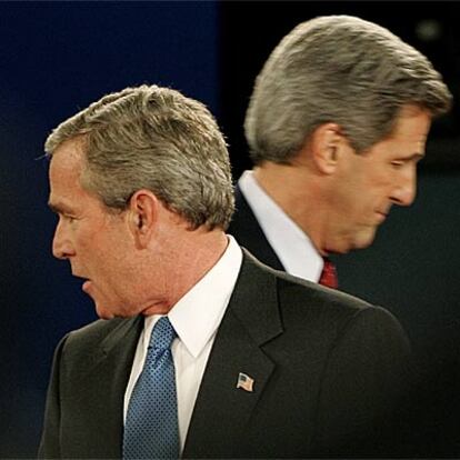 El presidente de EE UU, George W. Bush (izquierda), y el senador John Kerry, tras el debate electoral del viernes por la noche en San Luis (Misuri).