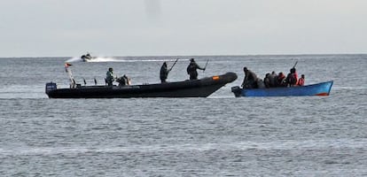 Agentes de la Guardia Civil junto a la patera que ha llegado a las costas de Melilla.