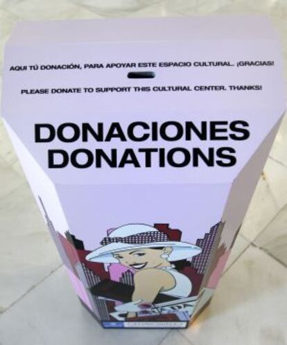 Una de las urnas para donaciones instaladas en el palacio de Cibeles.