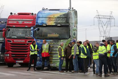 Varios transportistas el martes en el Polígono Industrial Barral, en San Fernando de Henares (Madrid), en el noveno día de paro nacional.