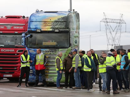 Varios transportistas el martes en el Polígono Industrial Barral, en San Fernando de Henares (Madrid), en el noveno día de paro nacional.