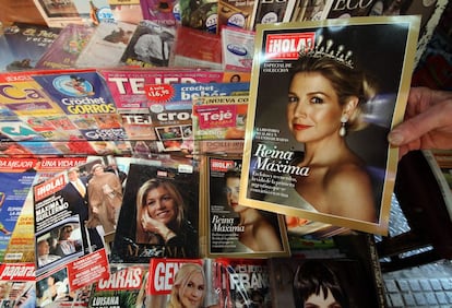 Portada de una revista con la imagen de Máxima Zorreguieta en Buenos Aires. Librerías, kioscos de prensa, puestos de flores e incluso tiendas de ropa se suman a la venta de productos sobre Máxima con motivo de su coronación como reina de Holanda en 2013.