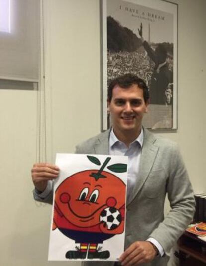 Albert Rivera, de Ciutadans, y Naranjito en la imagen publicada por el político en su cuenta de Twitter.