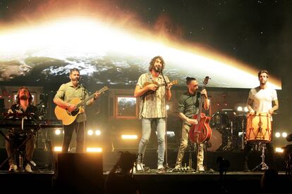 Izal, durante el concierto de anoche en el Bilbao Arena.