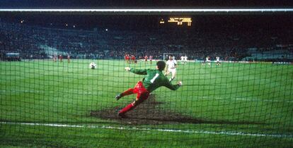 Righetti supera a Grobbelaar desde el punto de penalti.