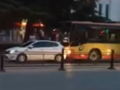 Un vídeo muestra cómo un bus golpea ocho veces al vehículo que lleva delante y lo arrastra contra un árbol en China