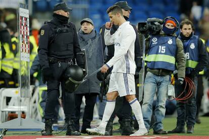 El jugador Cristiano Ronaldo se retira a los vestuarios al termino del encuentro.