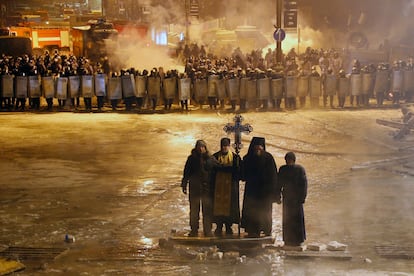 Un grupo de sacerdotes se interponía entre los manifestantes y la policía, el 24 de enero de 2014 en la plaza de la Independencia de Kiev.
