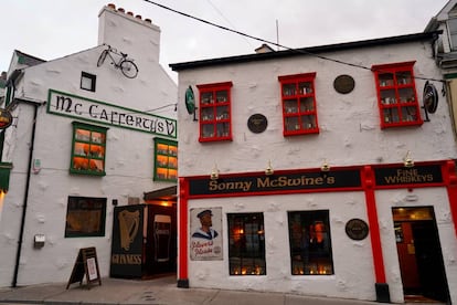 Dos bares en la ciudad irlandesa de Donegal.