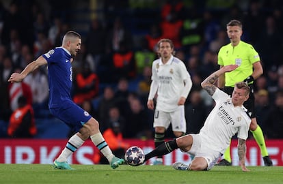Mateo Kovacic y Toni Kroos luchan por un balón durante el encuentro.