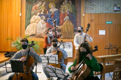 Los jóvenes músicos en el ensayo del concierto de 'La Clásica del Pavón' en la Parroquia del Virgen del Camino de Collado Villalba.