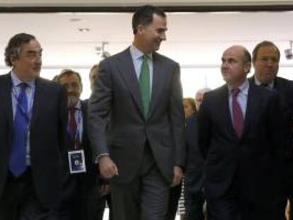 El Príncipe de Asturias acompañado del ministro de Economía, Luis de Guindos (d) y el presidente de la CEOE, Juan Rosell (i), a su llegada al Auditorio de Telefónica para intervenir en la clausura de una cumbre sobre I+D organizada por la patronal con motivo de su asamblea general extraordinaria.
