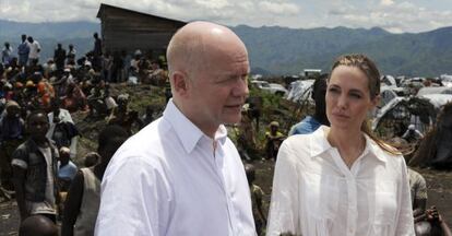 Angelina Jolie junto a William Hague, Secretario del Exterior de Gran Breta&ntilde;a.