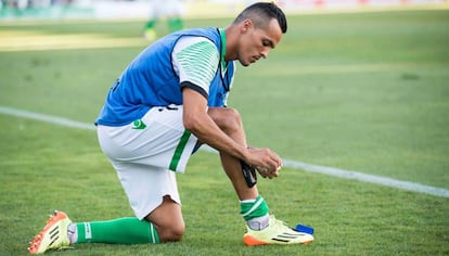 Foued Kadir, entrando en calor para el Betis.