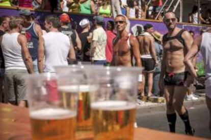 Un momento de la marcha por el Orgullo Gay, que congregó hoy en la localidad turística de Maspalomas, a 50 kilómetros al sur de Las Palmas de Gran Canaria, a más de 60.000 personas en el desfile por la tolerancia más lúdico y multitudinario de sus doce años de historia.