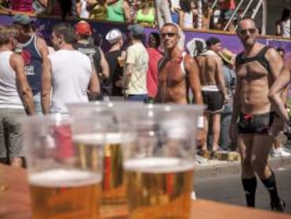 Un momento de la marcha por el Orgullo Gay, que congregó hoy en la localidad turística de Maspalomas, a 50 kilómetros al sur de Las Palmas de Gran Canaria, a más de 60.000 personas en el desfile por la tolerancia más lúdico y multitudinario de sus doce años de historia.