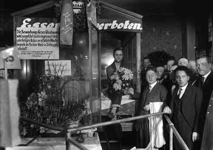 El artista del hambre Jolly recibe un ramo de flores tras su "récord del hambre" en 1926 en Berlín.