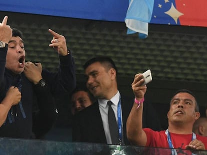 Maradona, en el palco durante el partido del Mundial entre Argentina y Nigeria.