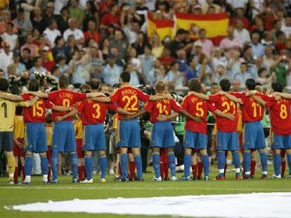 Los jugadores españoles escuchan el himno antes del partido ante Túnez.