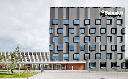 EDIFICIO DEL BANCO SABADELL -- BACH ARQUITECTES