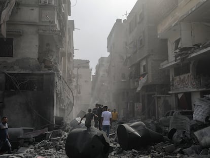 Palestinos inspeccionan una zona destruida tras los ataques aéreos israelíes en la ciudad de Gaza, este lunes.