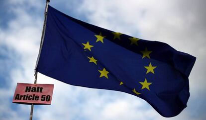 Una bandera de la Unión Europea con un cartel anti-Brexit, a las afueras del Parlamento británico, en Londres.