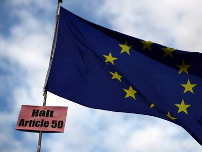 Una bandera de la Unión Europea con un cartel anti-Brexit, a las afueras del Parlamento británico, en Londres.
