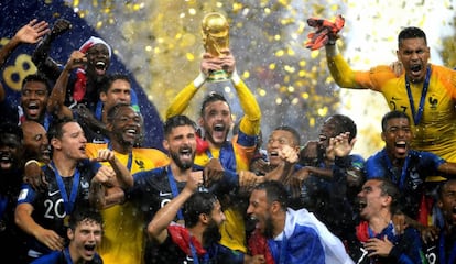 O capitão e goleiro Lloris ergue a taça de campeão do mundo.