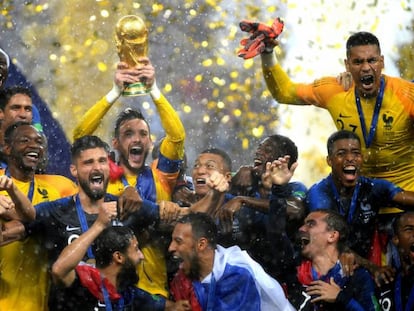 O capitão e goleiro Lloris ergue a taça de campeão do mundo.