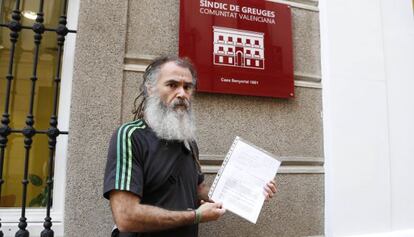 Francisco Peralta, brigadista despedido en la puerta del Síndic.