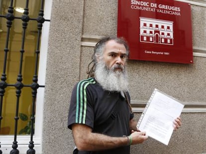 Francisco Peralta, brigadista despedido en la puerta del S&iacute;ndic. 