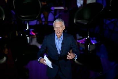 El moderador Jorge Ramos se dirige al público, antes del Foro Presidencial Demócrata Brown & Black, el 11 de enero de 2016, en Des Moines (Estados Unidos).