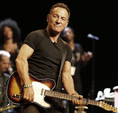 <p>Año 2013: el 'Daily Mail' publica unas imágenes de Bruce Springsteen (Nueva Jersey, 1949) en la playa y el mundo observa boquiabierto. El cantante lucía con 64 años (hoy tiene 68) el torso esculpido de un deportista de 40. <br /><strong>¿Su truco?</strong> Según el 'Telegraph', Springsteen hace mucho ejercicio y su dieta es casi exclusivamente vegetariana. Pero además, el cantante reveló en su biografía 'Born to run' (2016) que nunca ha probado las drogas y apenas se ha acercado al alcohol (a los 22 años, dijo, aún no había probado ni gota). Un rockero muy sano.</p>